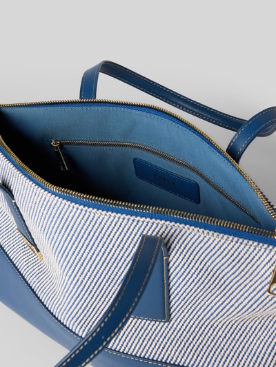 Produktfoto, Shopper mit Label-Detail Modell 'OLIVIA' von FURLA in Blau mit Hauptfach, Reißverschluss und Tragehenkel, Innenfutter texturiert, Breite 44 cm, Länge 24 cm, Tiefe 13 cm, Schulterriemenlänge 58 cm.