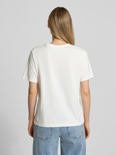 Frauenmodel trägt Damen T-Shirt aus Reine Baumwolle, Gerader-Schnitt, Modell 'SYBILLA' von Vila, Rundhalsausschnitt, Rückenlänge 58 cm, Ganzkörperansicht Rückansicht.