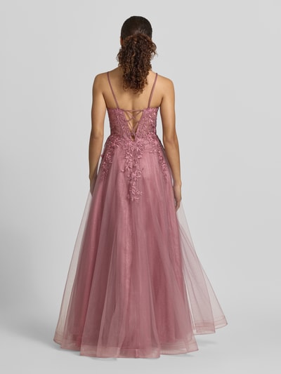 Frauenmodel trägt Abendkleid mit Florale-Stickereien von Laona in Mesh, A-Linie, Maxikleid, Karree-Ausschnitt, Rückenansicht, Ganzkörperansicht Rückansicht