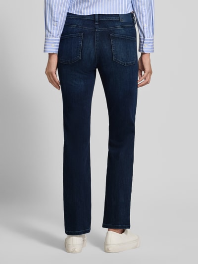 Vrouwenmodel draagt donkerblauwe Jeans met steekzakken Model 'PIPER LONG' van Cambio, viscosemix met modal, slim fit, volledige achterkantaanzicht.
