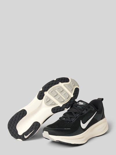 Produktfoto, Sneaker mit Logo-Print Modell 'VOMERO 18' von Nike, schwarze Oberfläche mit weißem Logo, grobe strukturierte Sohle, Herren Sneaker.