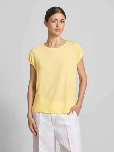Vrouwenmodel draagt Relaxed Fit T-shirt uit lyocellmix model 'AVA' van Vero Moda, look: effen, ronde hals, korte mouw met vaste omslag, dames t-shirt, voorkant bovenlichaam close-up.