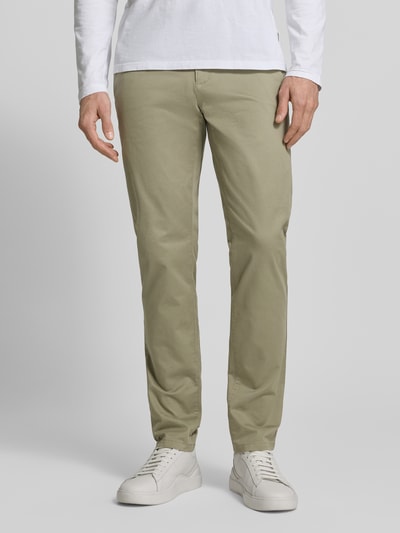 Männermodel trägt Straight Fit Chino mit Eingrifftaschen von MCNEAL aus elastischem Baumwoll-Mix in Beige, Ganzkörperansicht von vorne.