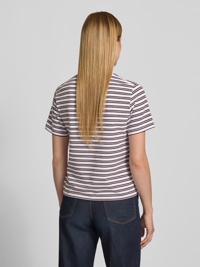Frauenmodel trägt T-Shirt mit Rundhalsausschnitt Modell 'NORA' von VILA aus Baumwoll-Elasthan-Mix, gestreift, Regular-Fit, Rückansicht.