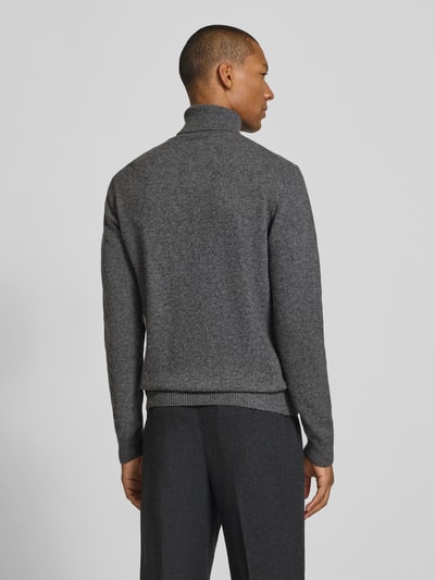 Männermodel trägt Slim Fit Rollkragenpullover aus Woll-Mix Modell 'Karl' von Casual Friday in Grau, gerippte Abschlüsse, Ganzkörperansicht Rückansicht.