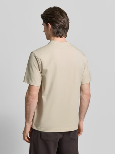 Männermodel trägt Regular Fit T-Shirt aus Baumwoll-Mix Modell 'ICONIC' von BOSS Green, unifarben, kurzarm, Ganzkörperansicht Rückansicht.