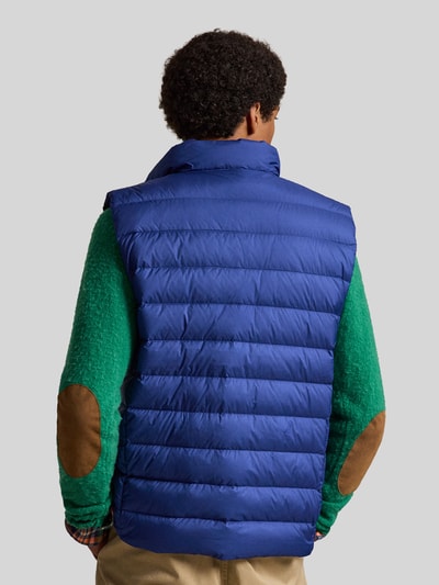 Männermodel trägt Regular Fit Weste mit Logo-Stitching von Polo Ralph Lauren in kräftigem Blau, gesteppte Struktur, Ganzkörperansicht Rückansicht. Herren Weste von Polo Ralph Lauren.