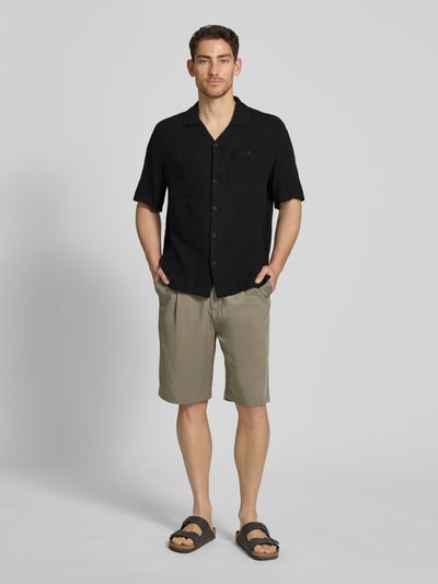 Mannenmodel draagt Loose Fit vrijetijdsoverhemd uit mix van linnen en viscose van Tom Tailor Denim, look: effen, korte mouw, borstzak, enkele knopenrij, logo-applicatie, mix van linnen en viscose, geheelopname van voren