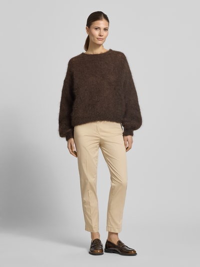 Frauenmodel trägt Hose mit Eingrifftaschen Modell 'Lorella' von Raphaela By Brax, beige, Baumwoll-Mix, verkürzt, Ganzkörperansicht von vorne.
