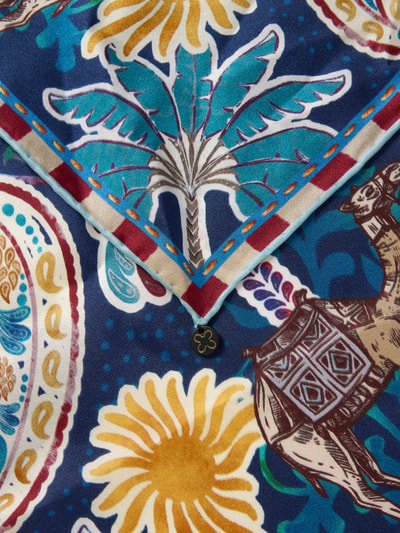 Produktfoto, bunt gemustertes Tuch aus Seide mit Label-Detail Modell 'PALM' von Codello, florale und tierische Elemente, glatte Textur, quadratische Form