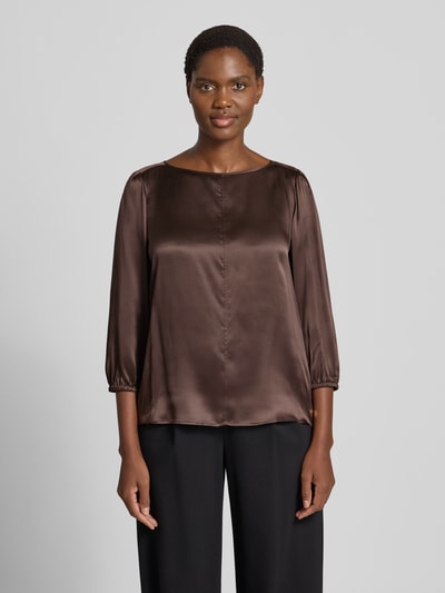 Frauenmodel trägt Regular Fit Bluse aus Seide mit 3/4-Arm von Marc Cain in Braun, glatte Textur, Rundhalsausschnitt, Ganzkörperansicht von vorne. Rückenlänge 59 cm, Ärmellänge 49 cm, Größe 36.