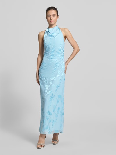 Frauenmodel trägt Neckholder-Maxikleid Modell 'della' von Forever New in Hellblau mit floraler Struktur, gerader Schnitt, Ganzkörperansicht von vorne. Damen Maxikleid mit Viskose-Anteil, Rückenlänge 150 cm, Brustweite 33 cm.