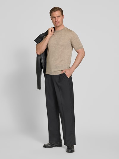 Mannelijk model draagt Strickshirt met ronde hals van MAERZ Muenchen in slim fit, met ribboorden en labeldetail, voorkant volledig lichaam.