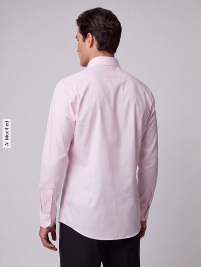 Männermodel trägt Modern Fit Businesshemd aus reiner Baumwolle von OLYMP in zartem Rosa, glatte Textur, Ganzkörperansicht Rückansicht, KI-modifiziertes Bild.