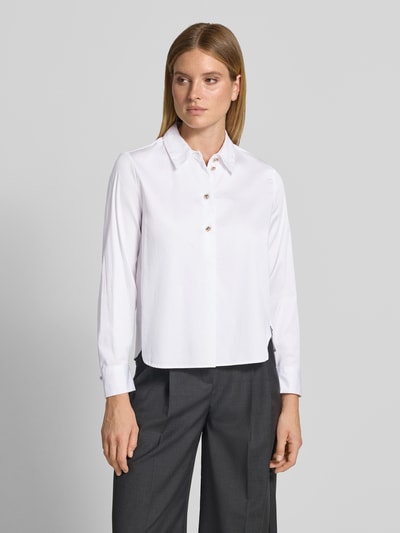 Vrouwenmodel draagt regular fit blouse met lange mouwen van katoenmix, wit, met knopen, Dames Regular Fit Langarmbluse aus Baumwoll-Mix van s.Oliver BLACK LABEL, vooraanzicht bovenlichaam