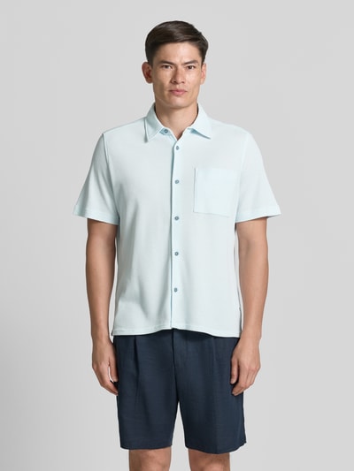 Männermodel trägt Regular Fit Freizeithemd aus Baumwoll-Mix von s.Oliver RED LABEL, hellblau, Waffelstruktur, Kurzarm, Kentkragen, Ganzkörperansicht von vorne