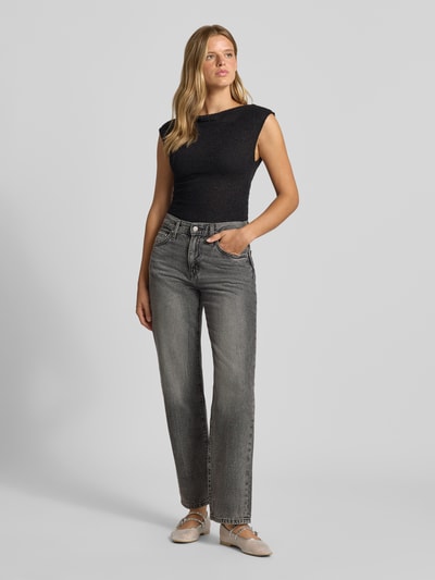 Vrouwenmodel draagt Tapered Fit Jeans uit zuivere katoen Modell 'EASY DAD' van Levi's® 300, grijs katoendenim, Ganzkörperaanzicht van voren, dames jeansvariatie.