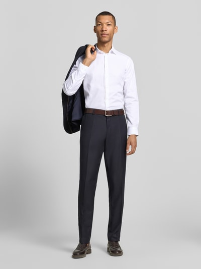 Männermodel trägt Regular Fit Business-Hemd mit Kentkragen von Christian Berg Men, Reine Baumwolle, Ganzkörperansicht von vorne. Rückenlänge 78 cm, Schulterbreite 43 cm, Ärmellänge 65 cm, Knopfleiste, Sportmanschetten, abgerundeter Saum.