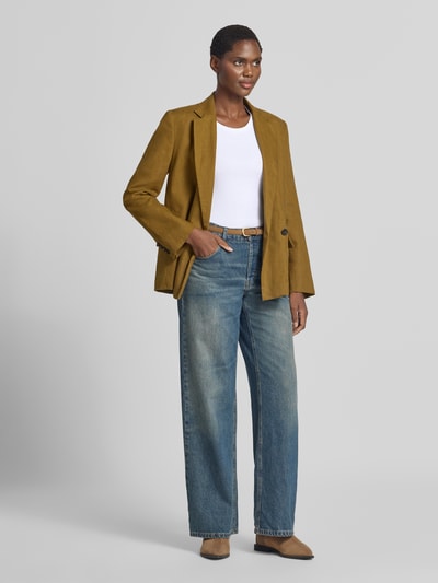 Frauenmodel trägt Slim Fit Tanktop aus Baumwoll-Mix Modell 'Ilesso' von OPUS in Weiß zu Jeans und Blazer, Ganzkörperansicht von vorne.