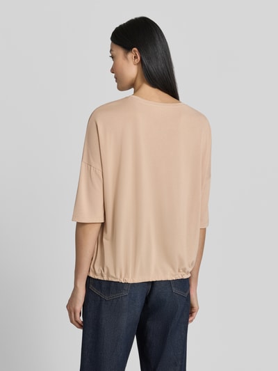 Frauenmodel trägt T-Shirt aus Modal-Mix mit Tunnelzug von Christian Berg Woman in Beige, Relaxed-Fit, Rückenlänge 55 cm, Ganzkörperansicht Rückansicht.