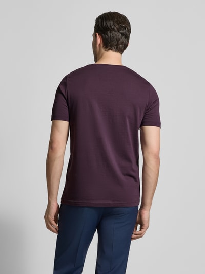 Männermodel trägt T-Shirt mit Rundhalsausschnitt und Label-Stitching von Fynch-Hatton in Dunkellila, Reine Baumwolle, Regular-Fit, Rückenlänge 71 cm bei Größe M, Ganzkörperansicht Rückansicht.