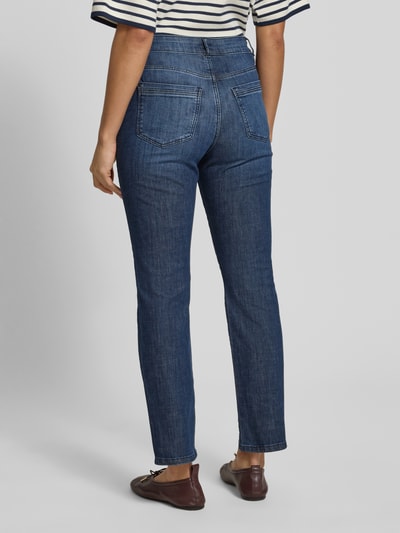Kobiece modelka nosi Cropped Slim Fit Jeans mit Eingrifftaschen von Christian Berg Woman, ciemnoniebieski denim, kieszonki, bawełna z elastanem, krój slim fit, długość cropped, szerokość w rozmiarze 36/28: 38 cm, długość wewnętrzna nogawki: 67 cm, widok całej sylwetki z tyłu.