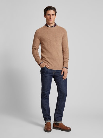 Tommy Hilfiger Sweter wełniany z wyhaftowanym logo Camel 1