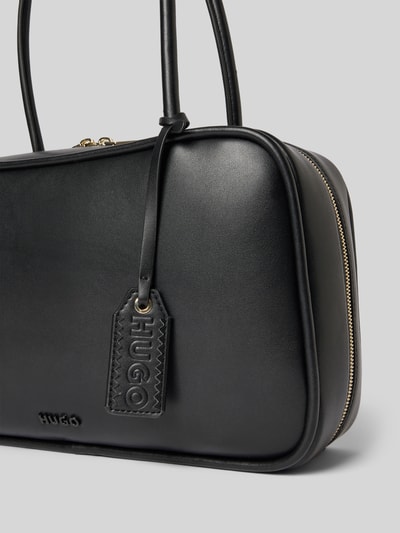 Produktfoto, schwarze Henkeltasche in Lederoptik Modell 'JODI_DUFFLE' von HUGO mit Label-Applikation, Reißverschluss und Tragehenkel