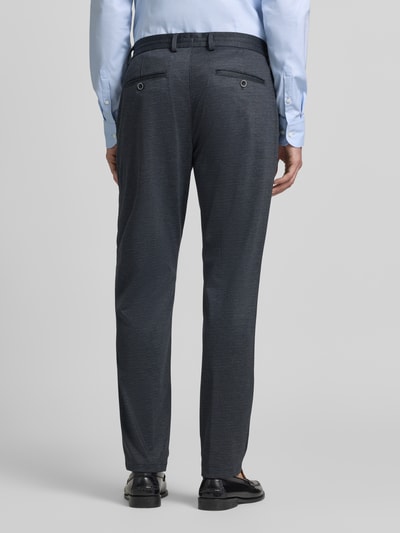 Männermodel trägt Regular Fit Anzughose mit Viskose-Anteil von s.Oliver BLACK LABEL, dunkles Allover-Muster, Ganzkörperansicht Rückansicht.