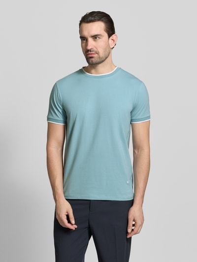 Männermodel trägt T-Shirt mit Rundhalsausschnitt und Kontraststreifen von Manuel Ritz, Slim Fit, hellblau, Baumwoll-Elasthan, Ganzkörperansicht von vorne.