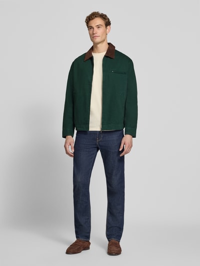 Männermodel trägt Regular Fit Jacke aus reiner Baumwolle von MCNEAL in Grün mit Cord-Umlegekragen, Ganzkörperansicht von vorne.