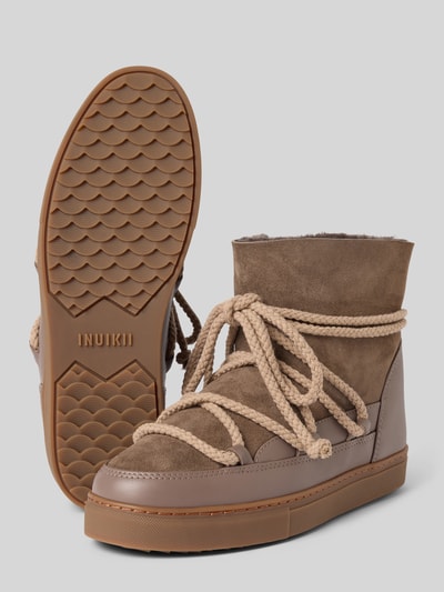 Produktfoto, Boots mit Schnürverschluss Modell 'Classic' von INUIKII in Braun, leichte Profilsohle, abgerundete Passform, Wildleder- und Gummitextur, Absatzhöhe 3 cm, Schafthöhe 16 cm, Schaftweite 14 cm