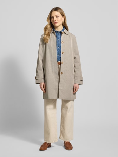 Modelka nosi Mantel mit Eingrifftaschen und Ärmelriegeln von Gant, mieszanka bawełny, krój relaxed fit, wzór na całej powierzchni, wykładany kołnierz, wpuszczane kieszenie, patki przy mankietach, długość tyłu w rozmiarze S: 88 cm, szerokość ramion w rozmiarze S: 41 cm, szerokość klatki piersiowej w rozmiarze S: 50 cm, długość rękawów w rozmiarze S: 62 cm, kolor beżowy, struktura gładka, guziki, widoczne faktury, pełny widok z przodu
