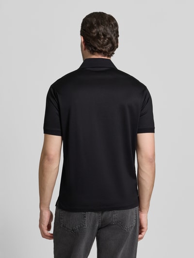 Männermodel trägt Poloshirt mit kurzer Knopfleiste von Emporio Armani in Schwarz, Regular Fit, Lyocell-Baumwoll-Mix, Ganzkörperansicht Rückansicht.