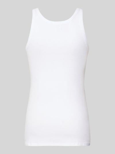 Produktfoto, weißes Unterhemd mit Rundhalsausschnitt von Schiesser aus reiner Baumwolle im Slim Fit Feinripp, klare Linien, glatte Textur.