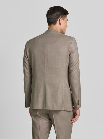Männermodel trägt Slim Fit Anzug aus Schurwoll-Mix Modell 'HUGE' von BOSS in hellem Beige, glatte Textur, Herren, Ganzkörperansicht Rückansicht.