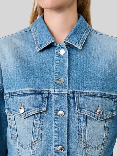 Frauenmodel trägt Relaxed Fit Jeansjacke aus Baumwoll-Mix - s.Oliver x Heidi Klum von s.Oliver RED LABEL, Nahaufnahme Oberkörper.