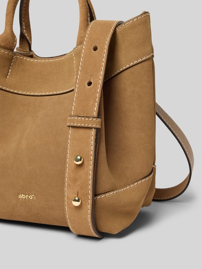 Produktfoto, Handtasche aus echtem Leder Modell 'ESSENTIAL' von Abro in Braun mit Ziernähten, Label-Detail metallic, Detailaufnahme