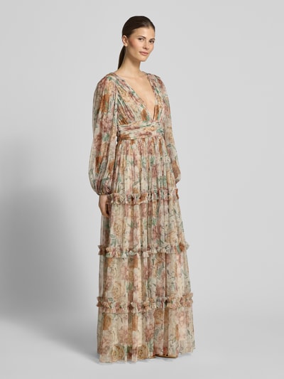Frauenmodel trägt Abendkleid aus Tüll mit V-Ausschnitt und Taillenband von LACE & BEADS, florale Pastellfarben, Stufen-Look, taillierter Schnitt, Maxikleid, Ganzkörperansicht von vorne.