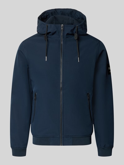 Produktfoto, Regular Fit Jacke mit Logo-Detail von JACK & JONES in Dunkelblau mit Kapuze, Reißverschlusstaschen, Softshell, elastische Abschlüsse
