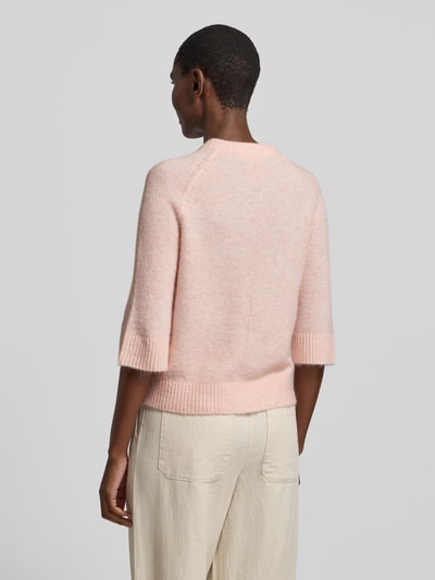 Frauenmodel trägt Cardigan mit Eingrifftasche Modell 'Dathena' von OPUS in zartem Rosa, Material-Mix mit Mohair-Anteil, gerader Schnitt, Rückenansicht Ganzkörperansicht.