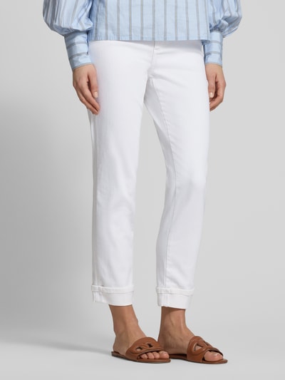 Modelka kobieca nosi Slim Fit Jeans mit fixierten Beinabschlüssen Modell 'Darleen' od Angels, biały denim, krój slim fit, widok całej sylwetki z przodu, szerokość w rozmiarze 36/30: 40 cm, długość nogawki wewnętrznej: 69 cm, 5 kieszeni, elastyczny materiał.