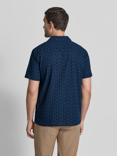 Männermodel trägt Regular Fit vrijetijdsoverhemd van mix van katoen en linnen Model 'SUMMER' van JACK & JONES, all-over look, ruglengte maat M 72 cm, schouderbreedte 48 cm, mouwlengte 23 cm, donkerblauw met kleine lichte motieven, rugaanzicht