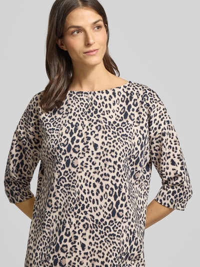 Frauenmodel trägt Kleid mit unifarbenem Design und Animal-Print von Christian Berg Woman, 3/4-Arm, U-Boot-Ausschnitt, Nahaufnahme Oberkörper.