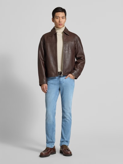 Männermodel trägt Jeans mit 5-Pocket-Design von Christian Berg Men, hellblau, Baumwoll-Mix mit Stretch-Anteil, Gerader-Schnitt, Ganzkörperansicht von vorne.