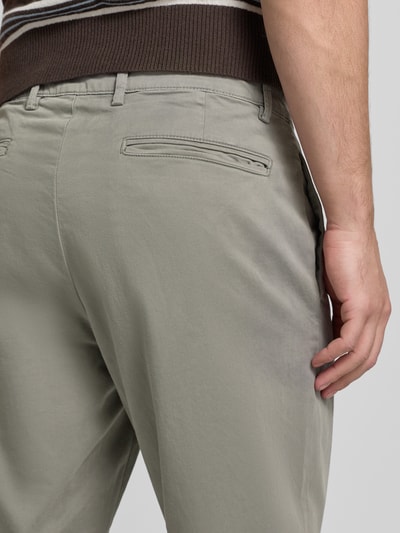 Männermodel trägt Stoffhose mit Gesäßtaschen von Casual Friday, Baumwoll-Elasthan-Mix, graugrün, Detailaufnahme Rückansicht.