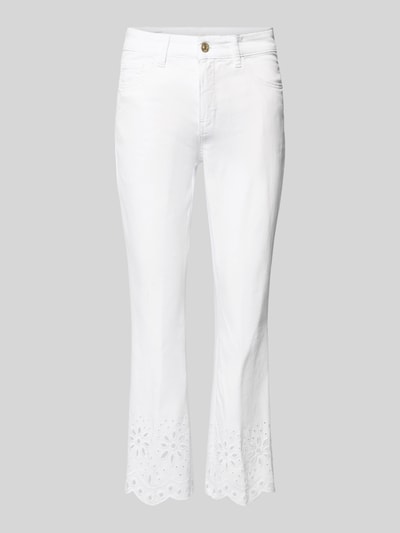 Produktfoto, weiße Damen Hose mit Lochstickerei Modell 'KICK' von MAC, Verkürzte Passform, Eingrifftaschen, Bundweite 41 cm, Innenbeinlänge 68 cm