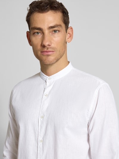 Męski model nosi Regular Fit Freizeithemd aus Leinen-Baumwoll-Mix od MCNEAL, biały, stójka, bawełna i len, guziki, krój regular fit, długość pleców w rozmiarze M 76 cm, szerokość w rozmiarze M 48 cm, długość rękawa w rozmiarze M 67 cm, półzbliżenie przód.