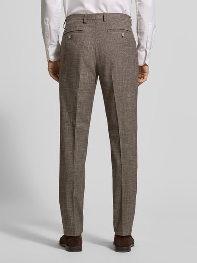 Männermodel trägt Slim Fit Anzughose mit Viskose-Anteil von MCNEAL, Material-Mix, Bundfalten, braun meliert, Ganzkörperansicht Rückansicht.