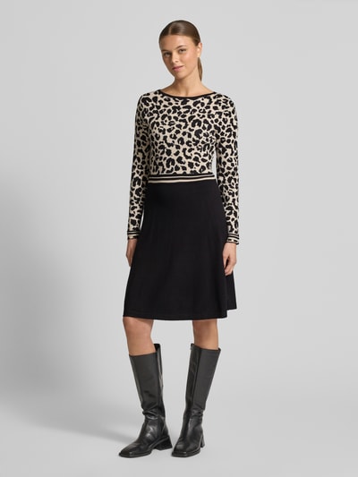 Frauenmodel trägt Knielanges Kleid aus Viskose-Mix in Strick-Optik von Zero, Rundhalsausschnitt, Langärmelig, Schwarz-Beige, Ganzkörperansicht von vorne. Rückenlänge 94 cm, Brustweite 42 cm, Ärmellänge 62 cm.